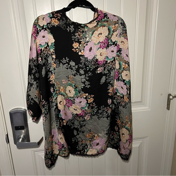 Torrid Black & Multi-Colored Floral Kimono Size 3X - Picture 3 of 6
